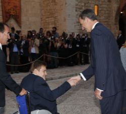 Sus Majestades los Reyes reciben el saludo de una representación de la sociedad balear