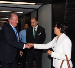 Su Majestad el Rey Don Juan Carlos es recibido a su llegada a República Dominicana por la viceministra de Relaciones Exteriores, Alejandra Liriano