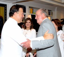 Don Juan Carlos conversa con el Presidente de Panamá, Juan Carlos Varela