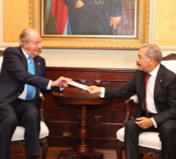 Don Juan Carlos entrega un mensaje de Su Majestad el Rey al Presidente de la República Dominicana, Danilo Medina