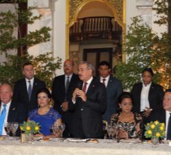 Don Juan Carlos, junto a la Primera Dama, Cándida Montilla de Medina, durante la intervención del Presidente Medina en la cena oficial ofrecida a los 