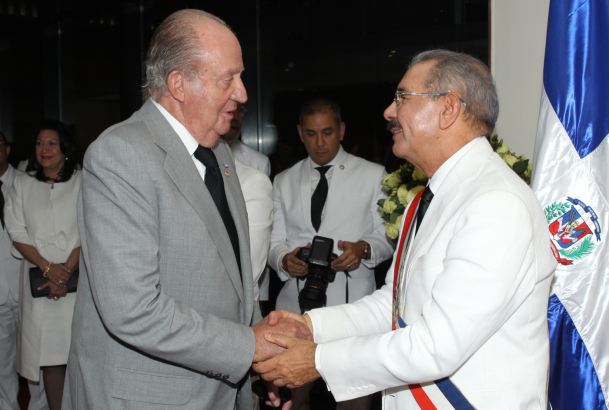 Don Juan Carlos recibe el saludo del Presidente de la República Dominicana, Danilo Medina