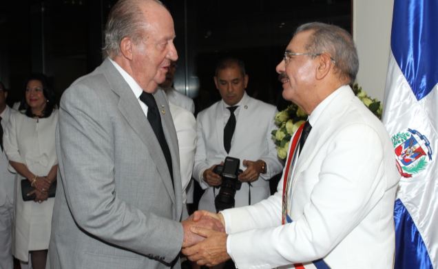 Don Juan Carlos recibe el saludo del Presidente de la República Dominicana, Danilo Medina