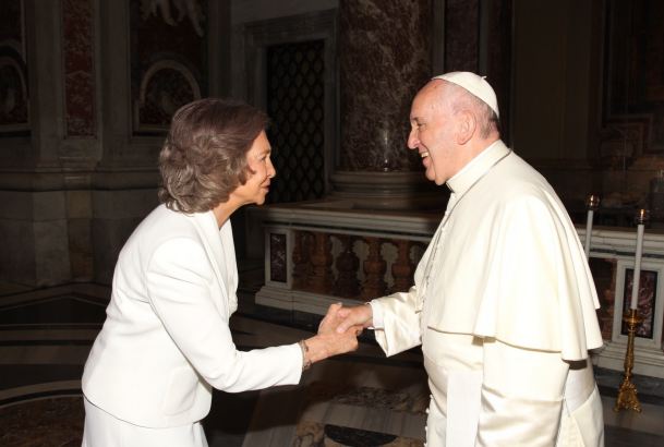 Saludo de Su Majestad la Reina Doña Sofía a Su Santidad el Papa en la Capilla de La Piedad