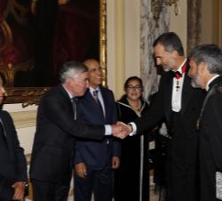 Su Majestad el Rey saluda al fiscal general ante la Corte de Casación de la República Francesa, Jean-Claude Marín