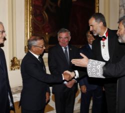 Su Majestad el Rey saluda al fiscal general del Reino de Marruecos, Mustapha Maddah