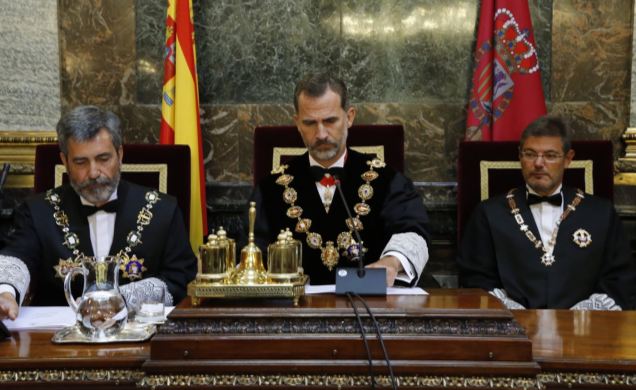 Su Majestad el Rey preside el Salón de Plenos, instantes previos a la apertura de la sesión