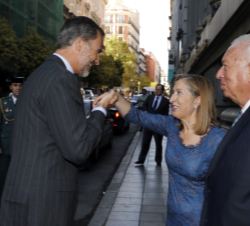 Su Majestad el Rey recibe el saludo de la presidenta del Congreso de los Diputados, Ana Pastor