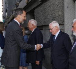 Su Majestad el Rey recibe el saludo del director del Instituto Cervantes, Víctor García de la Concha