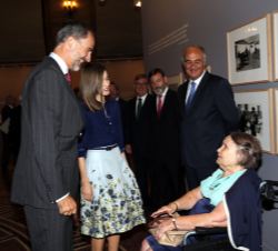 Sus Majestades los Reyes conversan con Maruxa Cela, hermana de Camilo José Cela, en presencia del resto de miembros del Comité de Honor y del Patronat