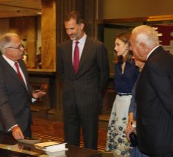 Sus Majestades los Reyes visitan la exposición de diversos objetos significativos, entre ellos, las plumas con las que se escribieron "La Familia