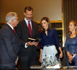 Sus Majestades los Reyes durante la visita a la exposición observan la primera edición de "La Familia de Pascual Duarte" 