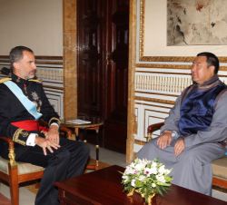 Don Felipe conversa, tras la entrega de la Carta Credencial, con el embajador de Mongolia, Batsaikhan Mundagbaatar