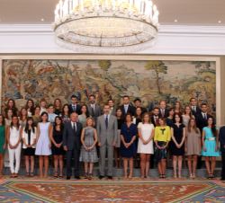 Su Majestad el Rey acompañado por los integrantes de la LV promoción de ingreso en la Carrera Fiscal