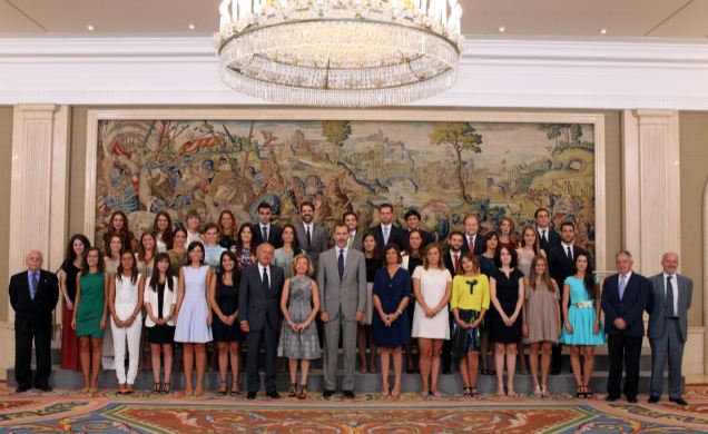 Su Majestad el Rey acompañado por los integrantes de la LV promoción de ingreso en la Carrera Fiscal