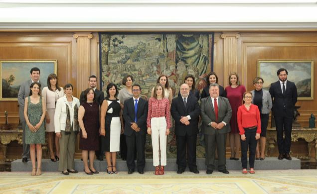 Su Majestad la Reina junto a una representación de la Alianza Iberoamericana de Enfermedades Raras o Poco Frecuentes (ALIBER)