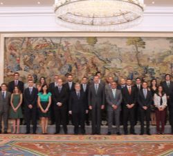 Su Majestad el Rey junto a la XXII promoción del Cuerpo Superior de Sistemas y Tecnologías de la Información