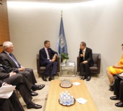 Don Felipe y el Secretario General de las Naciones Unidas, Ban Ki-moon, acompañados de las respectivas delegaciones