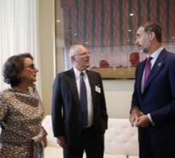 Su Majestad el Rey conversa con la Secretaria General Iberoamericana, Rebeca Grynspan, y el Presidente de Perú, Pedro Pablo Kuczynski