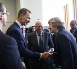 Su Majestad el Rey recibe el saludo de la primera ministra del Reino Unido, Theresa May