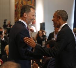 Saludo entre Su Majestad el Rey y el Presidente de los Estados Unidos de América, Barack Obama, en el almuerzo ofrecido en honor de los Jefes de Estad