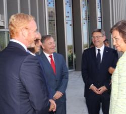 Doña Sofía, a su llegada, conversa con el delegado del Gobierno en la Comunitat Valenciana, Juan Carlos Moragues; el alcalde de Alicante, Gabriel Echá