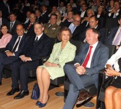 Doña Sofía en el patio de butacas del Auditorio antes del comienzo de la intervención del profesor Bengt Winblad