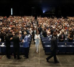 Su Majestad la Reina recibe el aplauso de los asistentes a su entrada en el auditorio