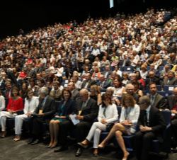Vista del auditorio antes del comienzo del acto