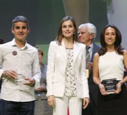 Doña Letizia, con dos investigadores que recibirán ayudas de la aecc a la investigación oncológica en la edición del año 2016