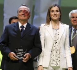 La Reina con el Dr. Mariano Barbacid, cuyo proyecto de investigación en cáncer de páncreas recibirá una de las ayudas de la aecc