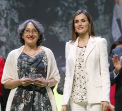 Doña Letizia, con la Dra. Matilde Lleonart, jefa de grupo de uno de los proyectos que recibirá ayudas a la investigacion de la aecc
