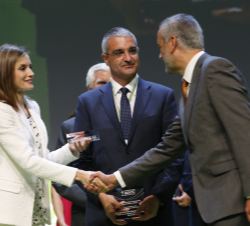 Su Majestad la Reina entrega los reconocimientos a los doctores Xosé Ramón García y Balbino Alarcón, cuyos proyectos han sido escogidos por la aecc pa