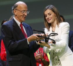 Su Majestad la Reina entrega al Dr. Roger Glass el galardón "V de Vida" de la aecc concedido al Dr. Francis Collins