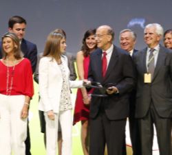 La Reina conversa con el Dr. Glass, junto a los investigadores cuyos proyectos recibirán ayudas y las autoridades asistentes 