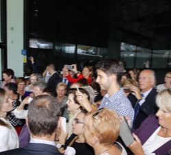 Doña Letizia conversa con algunos de los asistentes al acto institucional anual de la aecc