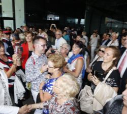 Doña Letizia conversa con algunos de los asistentes al acto institucional anual de la aecc