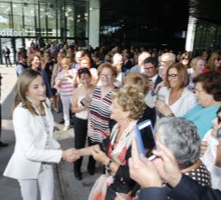 Doña Letizia saluda a algunos de los asistentes al acto institucional anual de la aecc