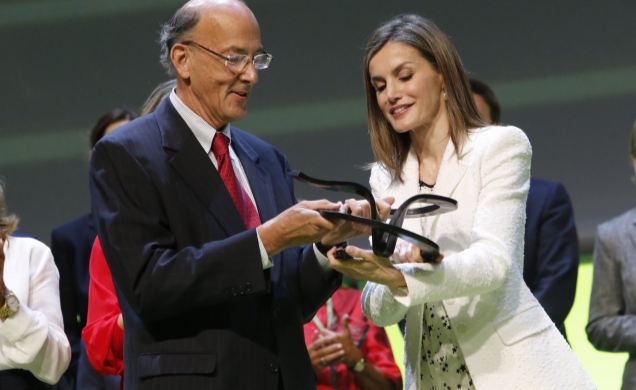 Su Majestad la Reina entrega al Dr. Roger Glass el galardón "V de Vida" de la aecc concedido al Dr. Francis Collins