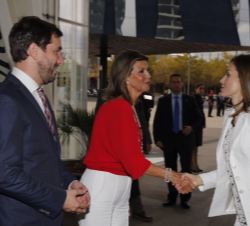 Su Majestad la Reina es recibida por la delegada del Gobierno en la Comunidad Autónoma de Cataluña, María de los Llanos de Luna
