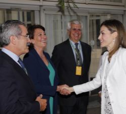 Su Majestad la Reina recibe el saludo de la presidenta de la Fundación Científica de la AECC, Isabel Oriol, en presencia del presidente de la entidad,