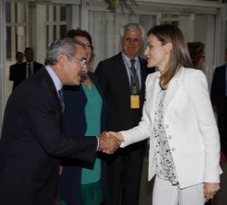 Su Majestad la Reina recibe el saludo del director general de Telefónica en Cataluña, Kim Faura