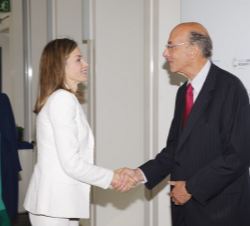 Doña Letizia recibe el saludo de Roger Glass, director del Fogarty Center y de Investigación Internacional del NIH del Departamento de Salud de los Es