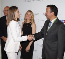 Doña Letizia recibe el saludo de Joan Seoane, secretario general de la EACR