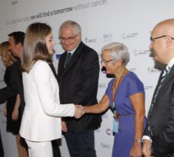 Doña Letizia recibe el saludo de  Silvia Franceschi, asesora especial sobre Enfermedades No Transmisibles en la IARC