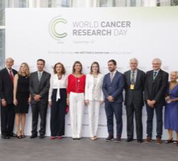 Doña Letizia, con las autoridades asistentes y los participantes en la mesa redonda