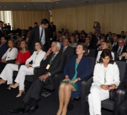 Su Majestad el Reina, junto al resto de espectadores, en el auditorio, antes del comienzo del acto