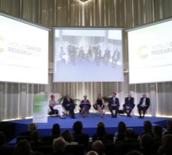 Vista del escenario durante la mesa redonda