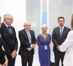 Su Majestad la Reina conversa con los representantes de las entidades cofundadoras del Día Mundial de la Investigación en Cáncer 