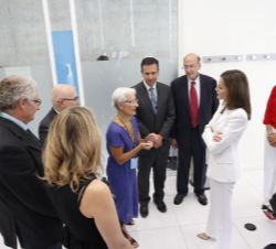 Su Majestad la Reina conversa con los representantes de las entidades cofundadoras del Día Mundial de la Investigación en Cáncer 